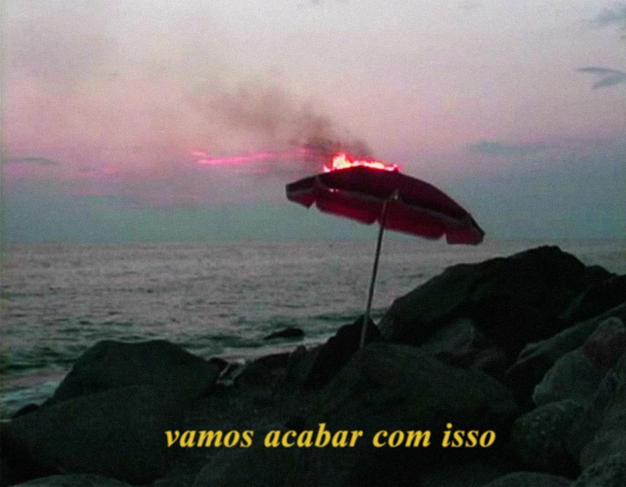 Exposição "Jogue o seu eu fora " de Claire Fontaine e Bernadette Corporation