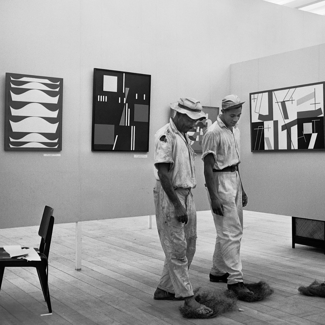 Exposição individual "uma linha que fica entre", de Leonor Antunes