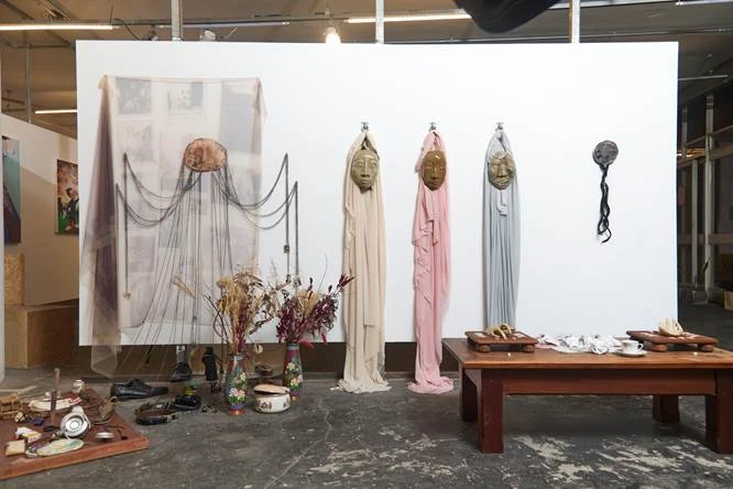 Exposições “Não Vamos Nos Decepcionar”, de Adriano Costa e “Descanso no Risco”, de Carolina Ricca Lee