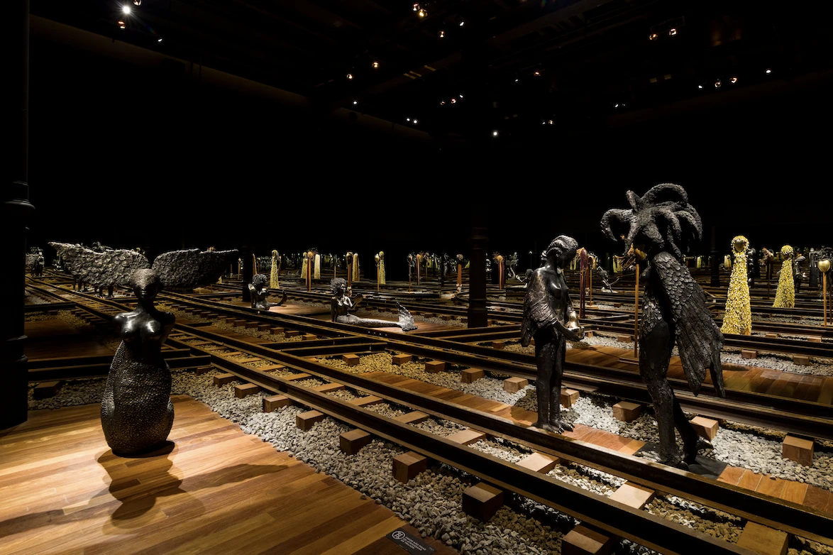 Exposição individual "Ònà Irin: caminho de ferro", de Nádia Taquary
