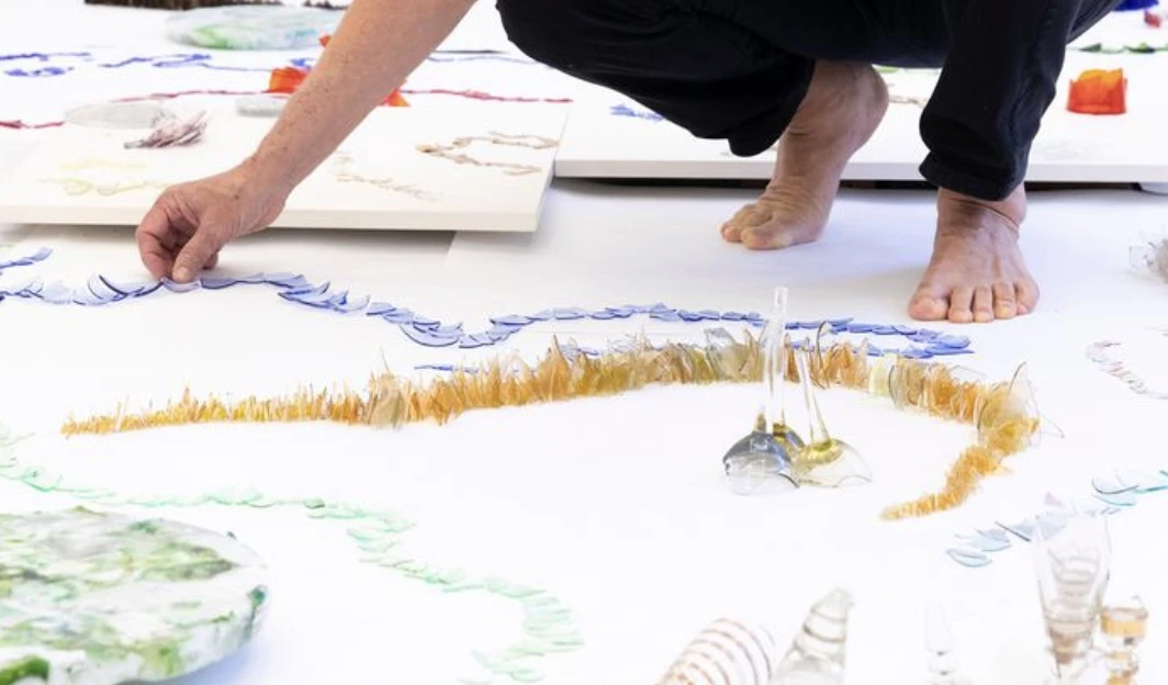 Exposição individual "Tudo o que é frágil brilha sem medo do esplendor", de Renato Bezerra de Mello