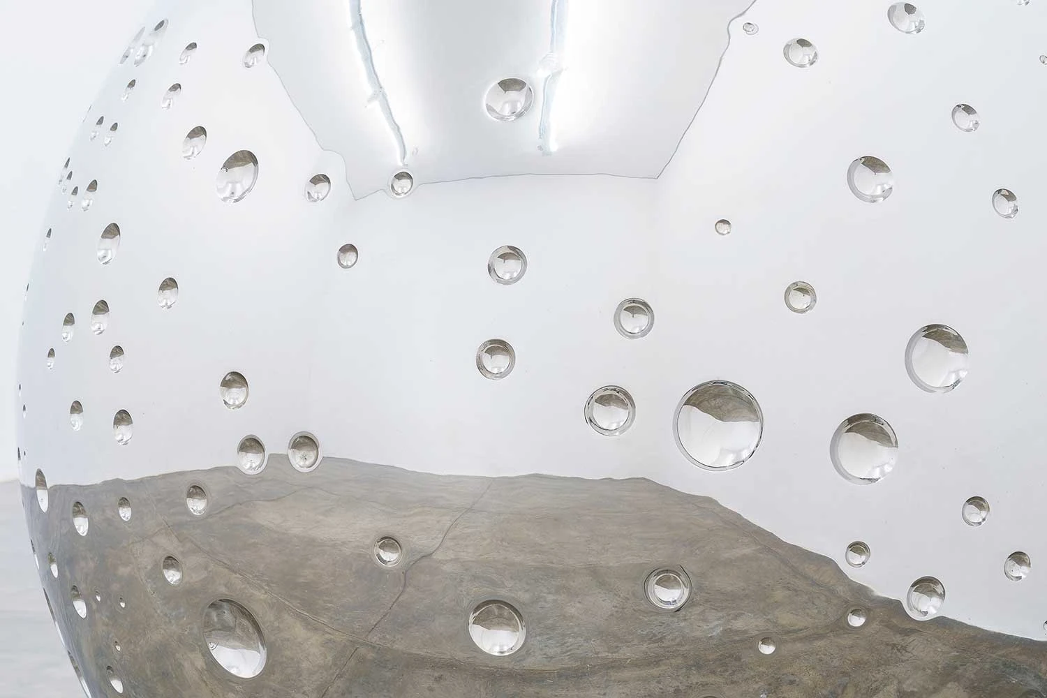 Exposição individual “Tirando onda”, de Not Vital