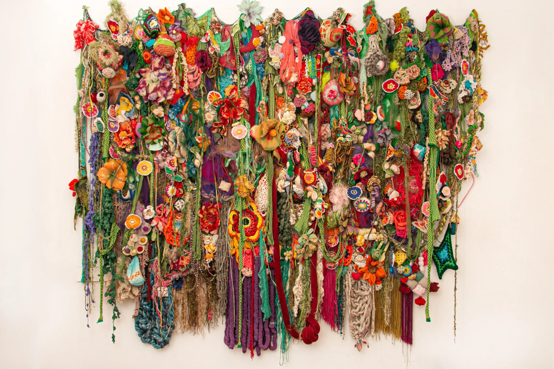 Exposição coletiva "Tecendo histórias - arte têxtil latino-americana"