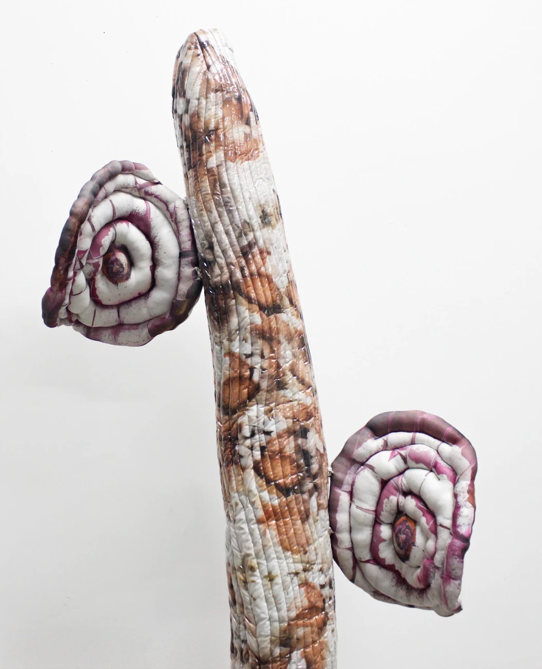 Exposições "Leka Mendes: astrofossil" e "Anna Bigão: DETOX"