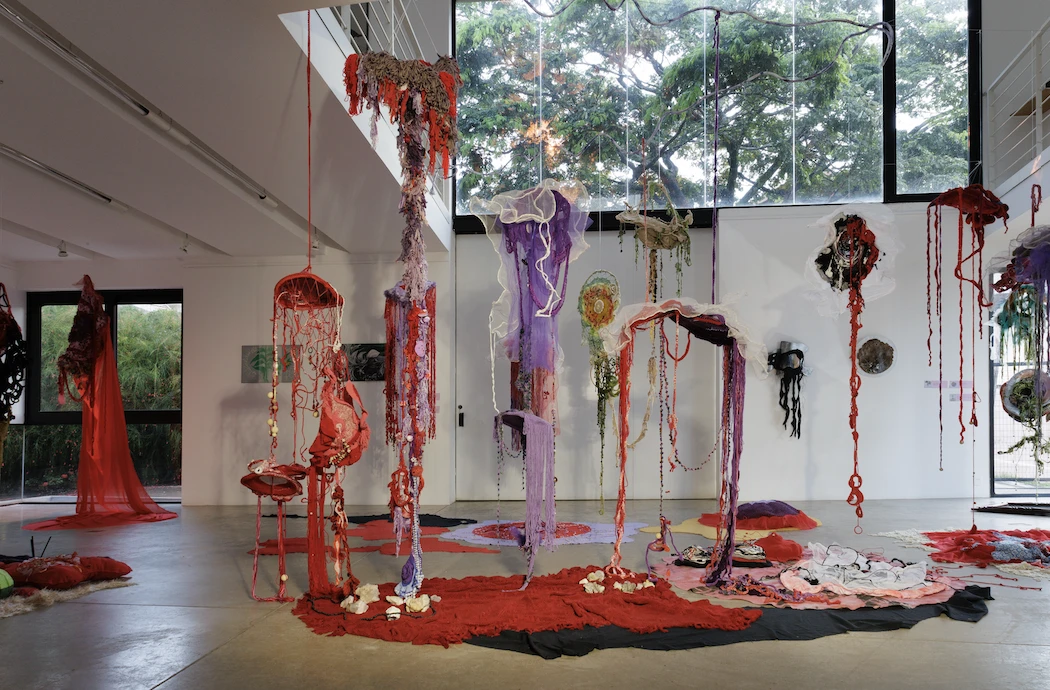 Exposição "Sustentar o efêmero", do coletivo Rosa Choque