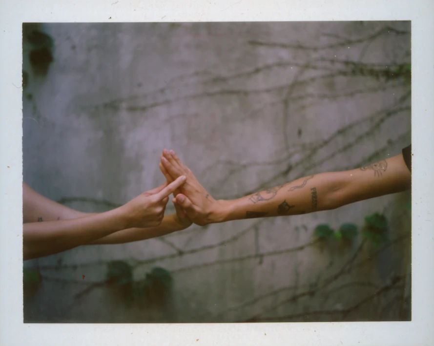 Exposição coletiva "A felicidade é uma arma quente"