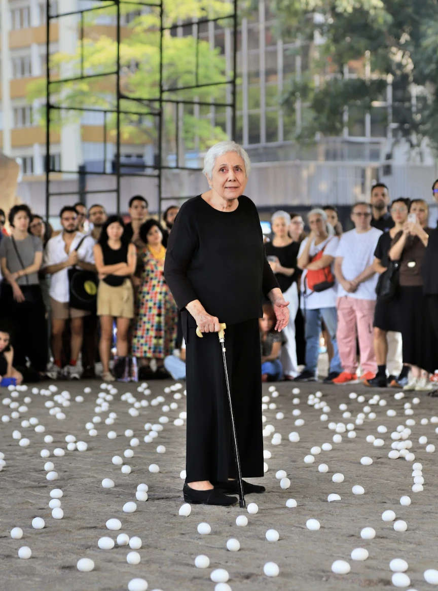 Performance KA, de Anna Maria Maiolino