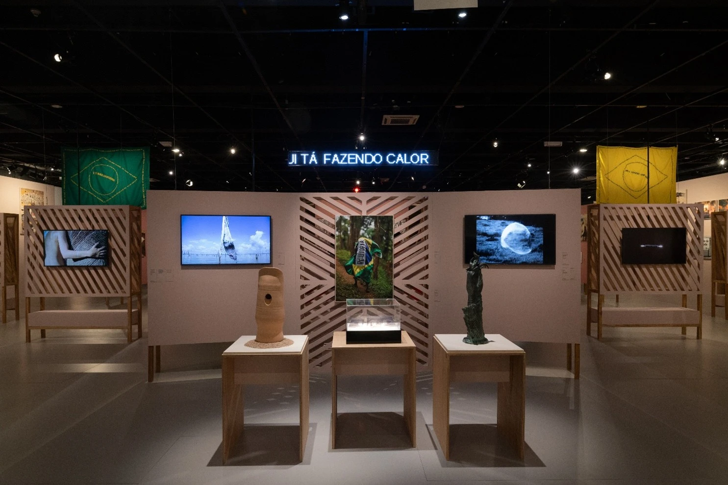 Exposição coletiva "Delírio Tropical – Recanto"