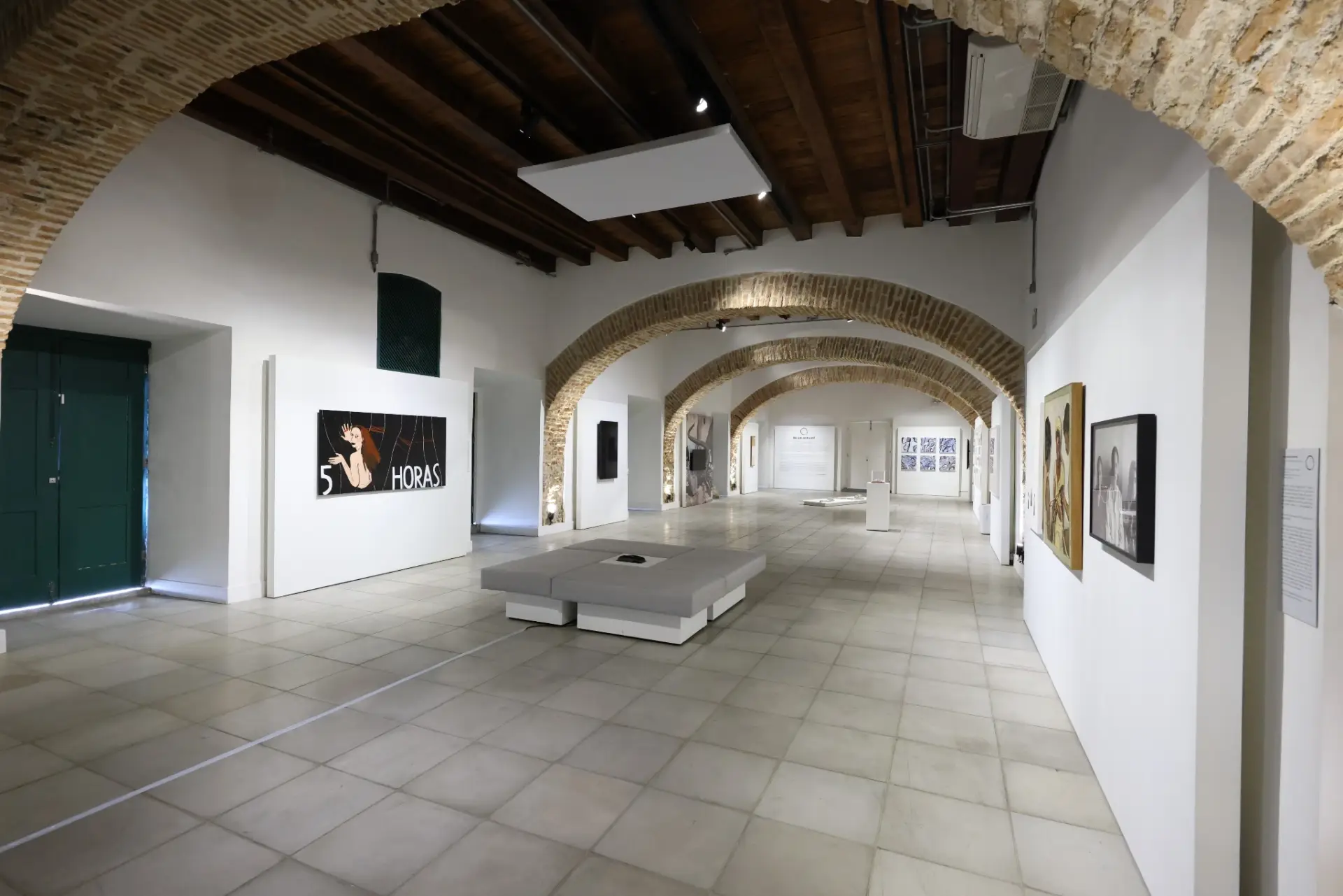 Exposição coletiva "Só um minuto?"