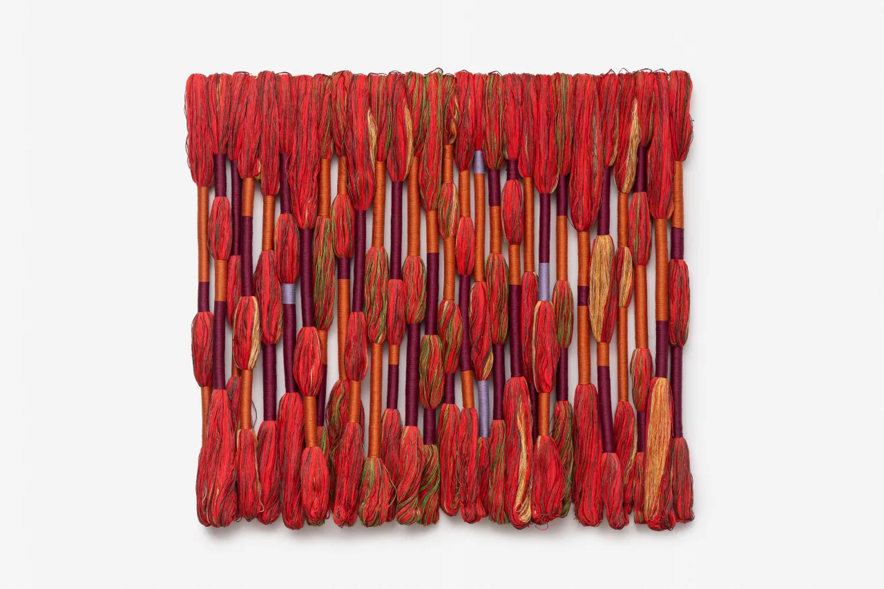 Exposição individual "Autobiografia de um fio" de Sheila Hicks