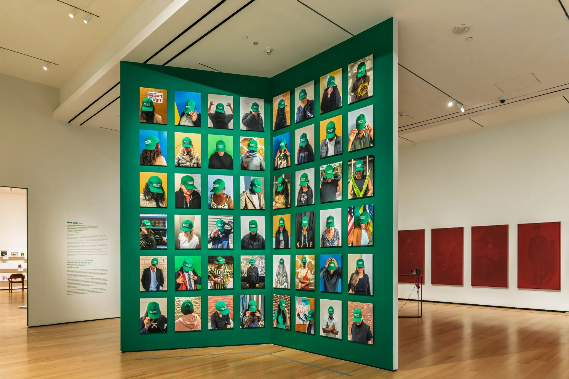 Exposições "Shh..." de Edgard de Souza, "Fazendo a América" de Rosângela Rennó e "Faço carreto pra lua" de Carlos Nunes 