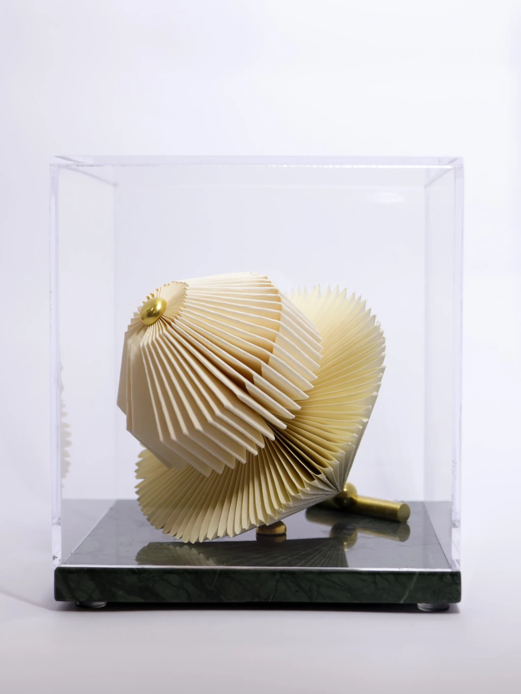 Escultura de Peão Tombado em Papel com Base Guatemala 