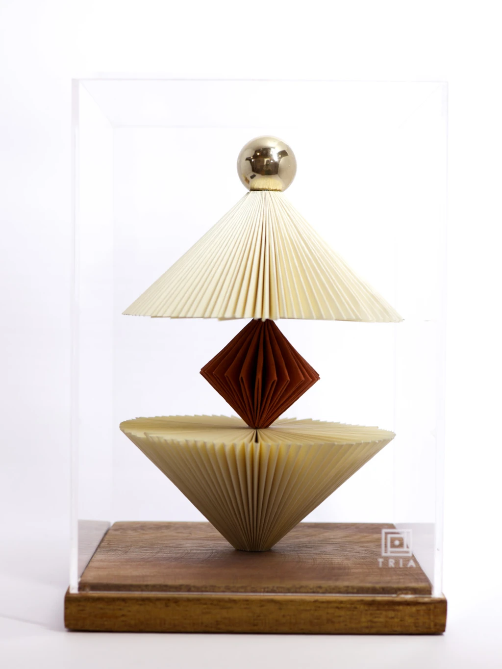 Escultura em Papel Bolão Ocre Central na Madeira