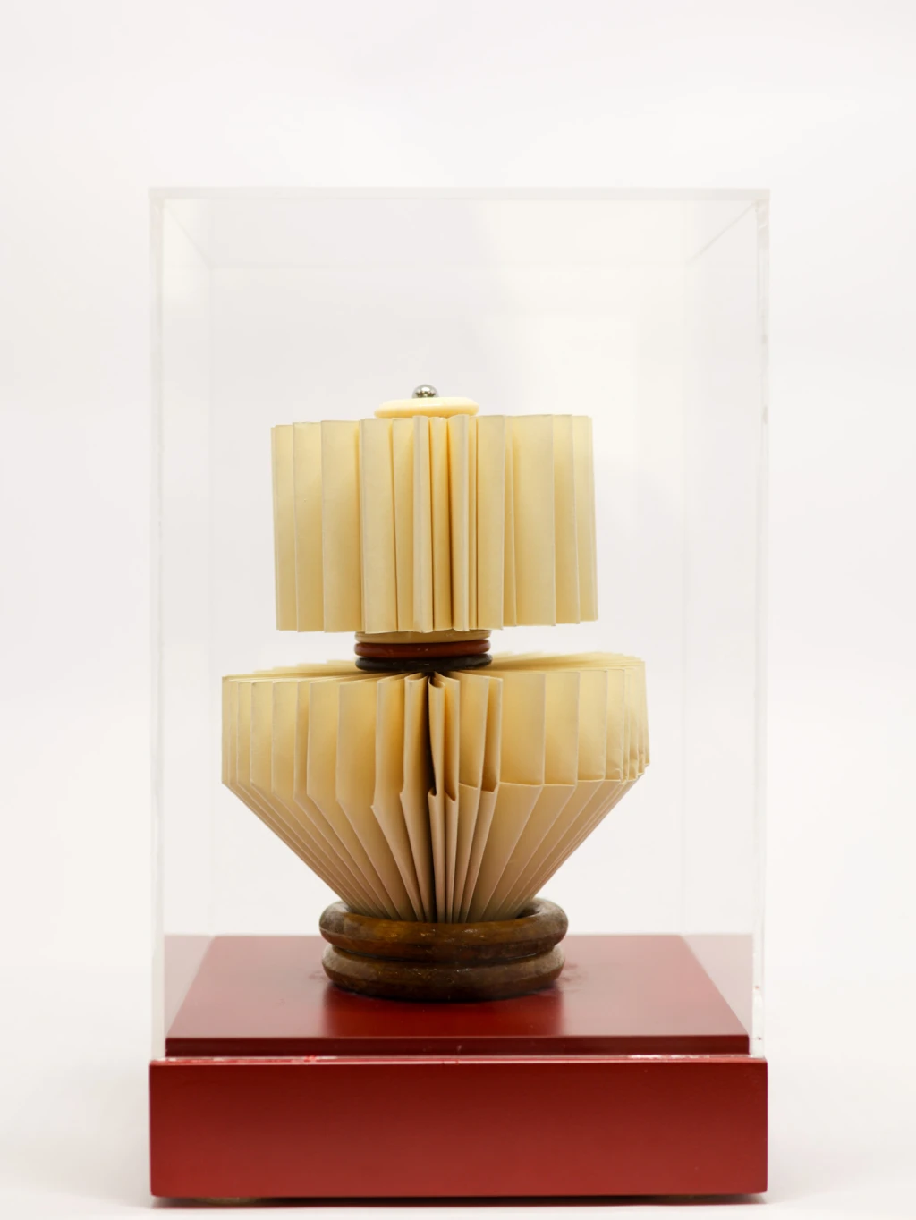 Escultura em Papel Bege Dupla com Base Vermelha 