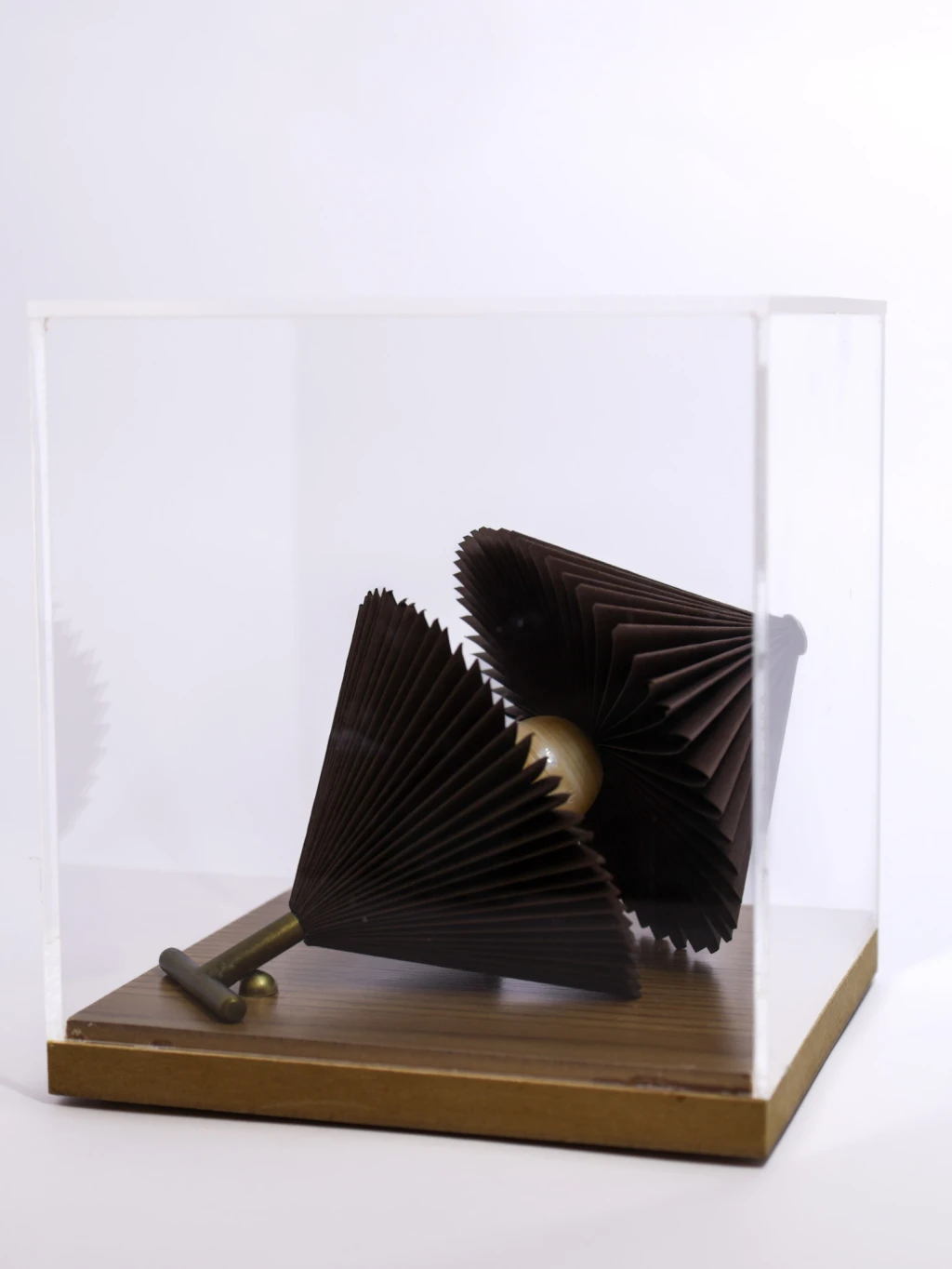 Escultura de papel peão marrom com pedra madrepérola