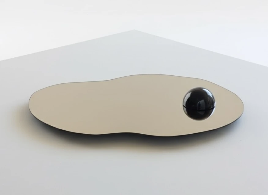 Espelho Grande com Esfera Negra