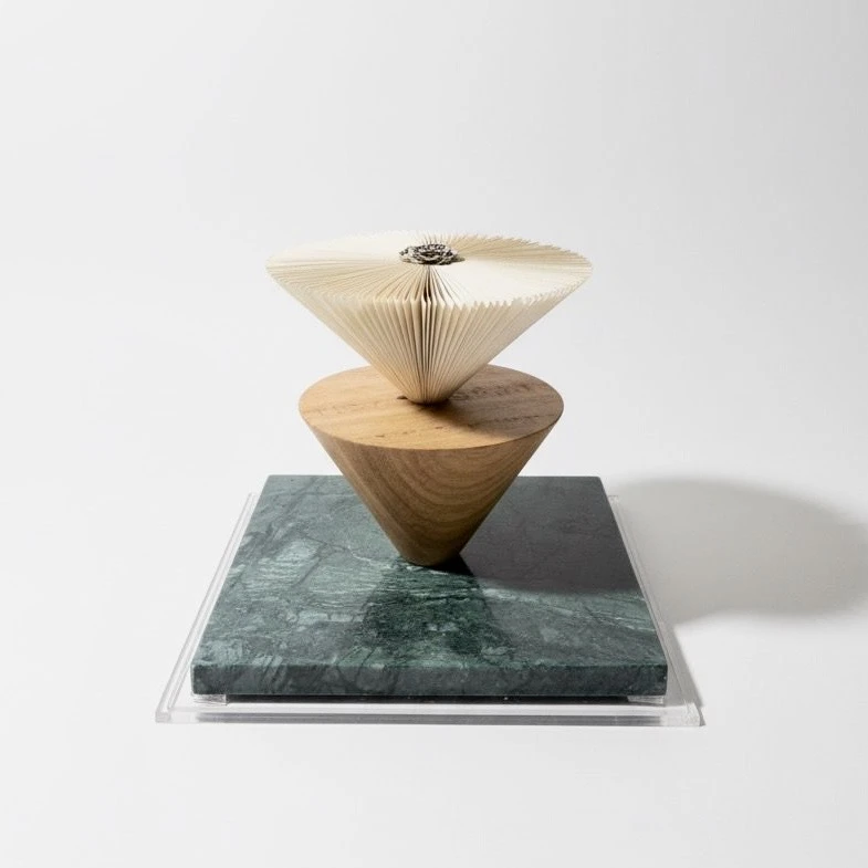 Escultura triangulo invertido em guatemala