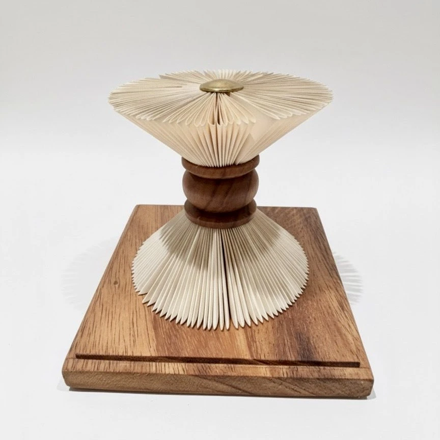Escultura Ampulheta em Papel e Madeira