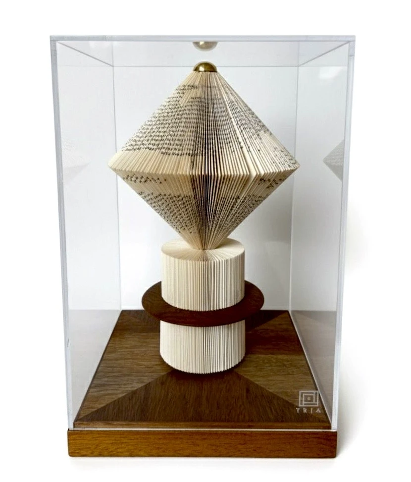 Escultura Livro Balão em Marchetaria