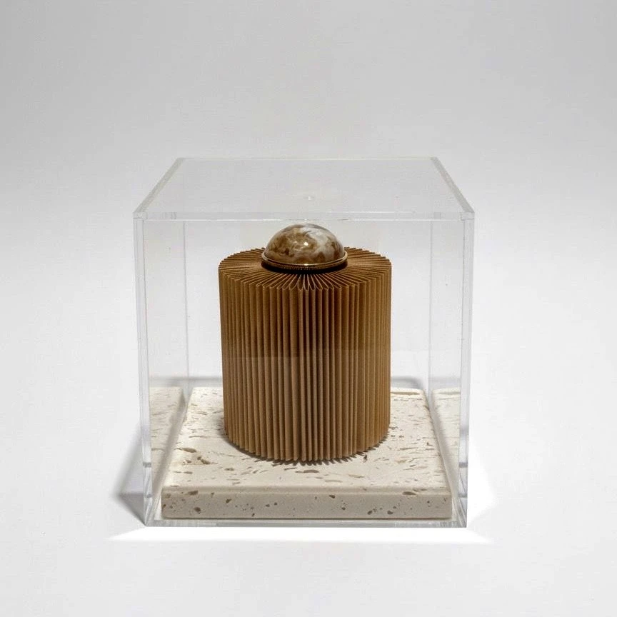 Mini Escultura Cilíndrica Marrom com base em travertino