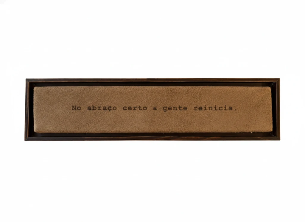 Régua em madeira e camurça: No abraço certo a gente reinicia 