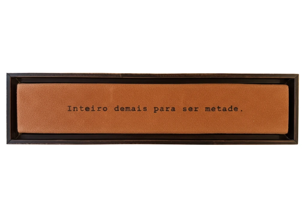 Régua em madeira e camurça: Inteiro demais para ser metade