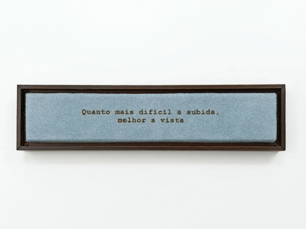 Régua em madeira e camurça: Quanto mais difícil a subida, melhor a vista.