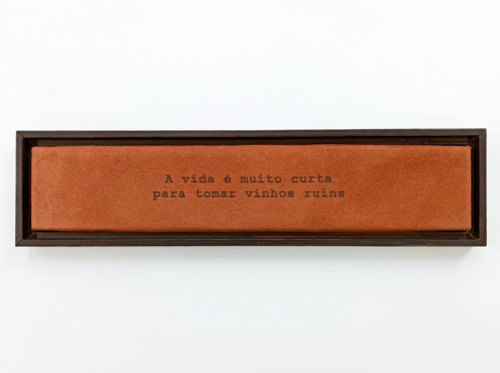 Régua em madeira e camurça: A vida é muito curta para tomar vinhos ruins