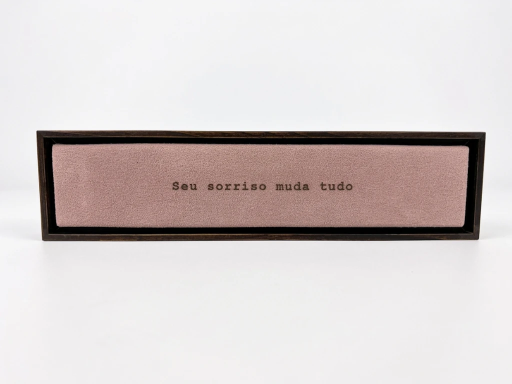 Régua em madeira e camurça: Seu sorriso muda tudo