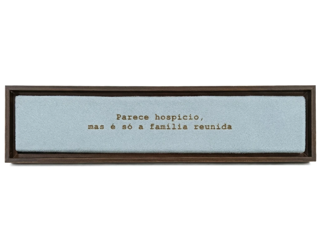 Régua em madeira e camurça: Parece hospício mas é só família reunida