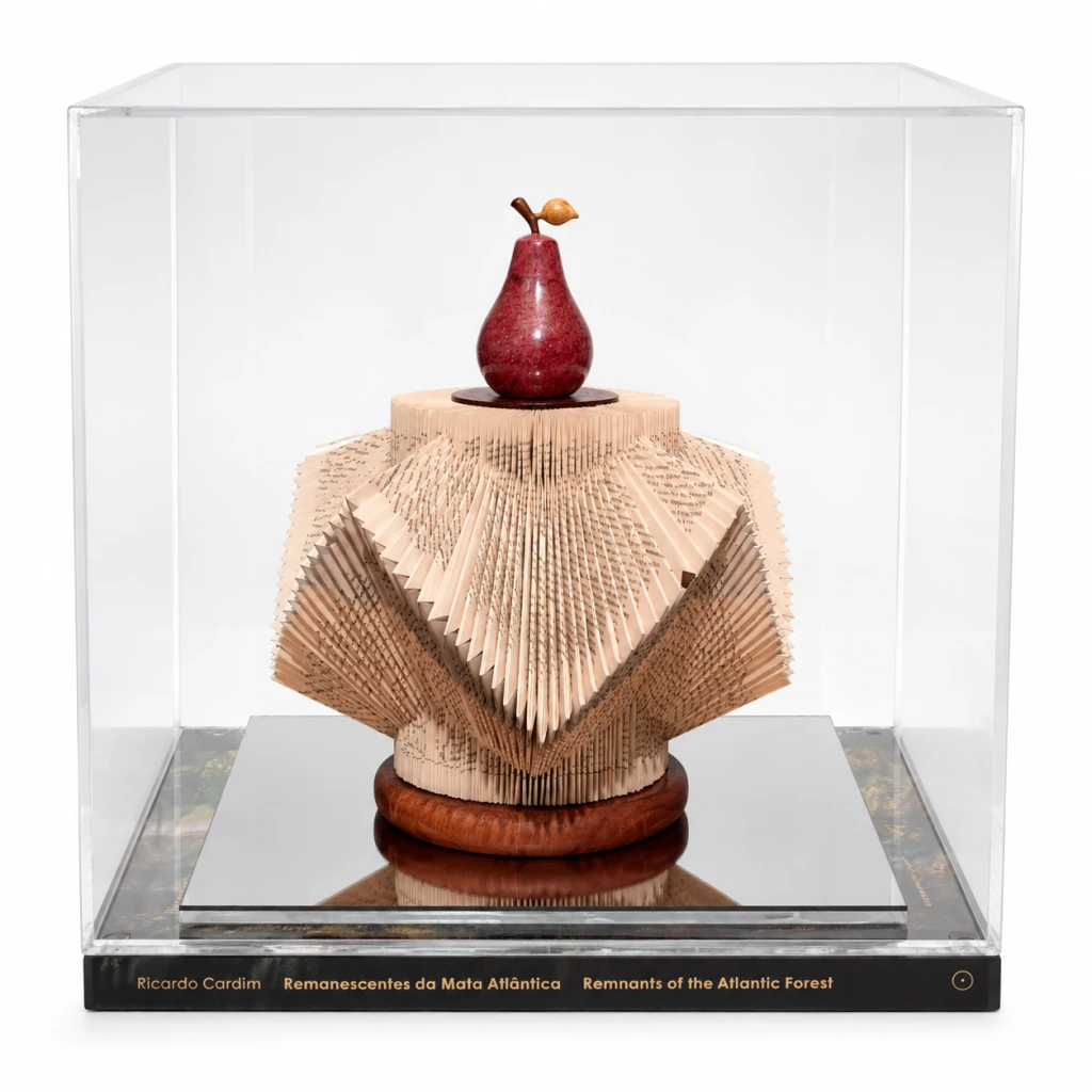 Escultura de papel pera