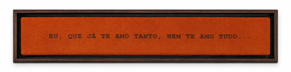 Régua em madeira e camurça: EU, QUE JA TE AMO TANTO NEM TE AMO TUDO 