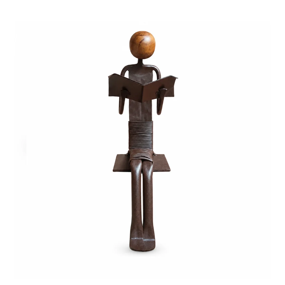 Escultura Leitora Sentada