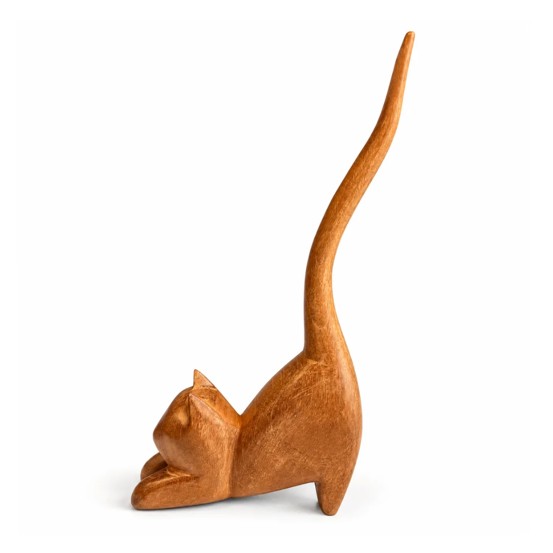 Gato se Espreguiçando em Madeira